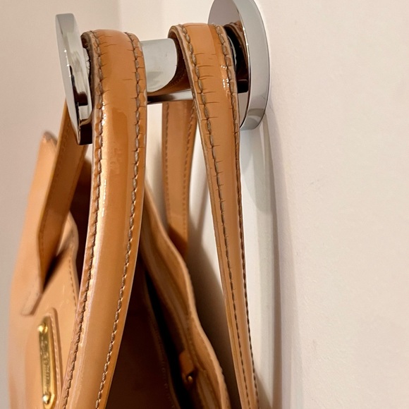Louis Vuitton Vernice tote in nude metallic - Picture 9 of 16